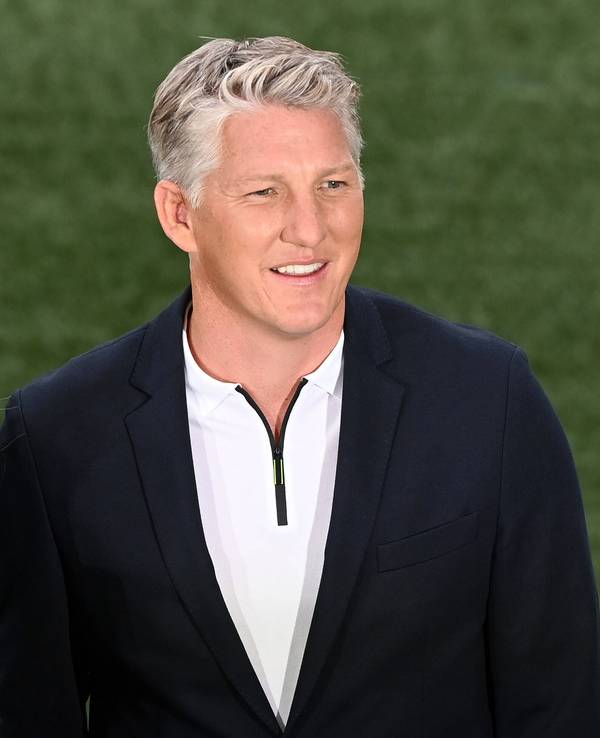 ARD-Moderatorin Jessy Wellmer und Experte Bastian Schweinsteiger beim EM-Halbfinale in London