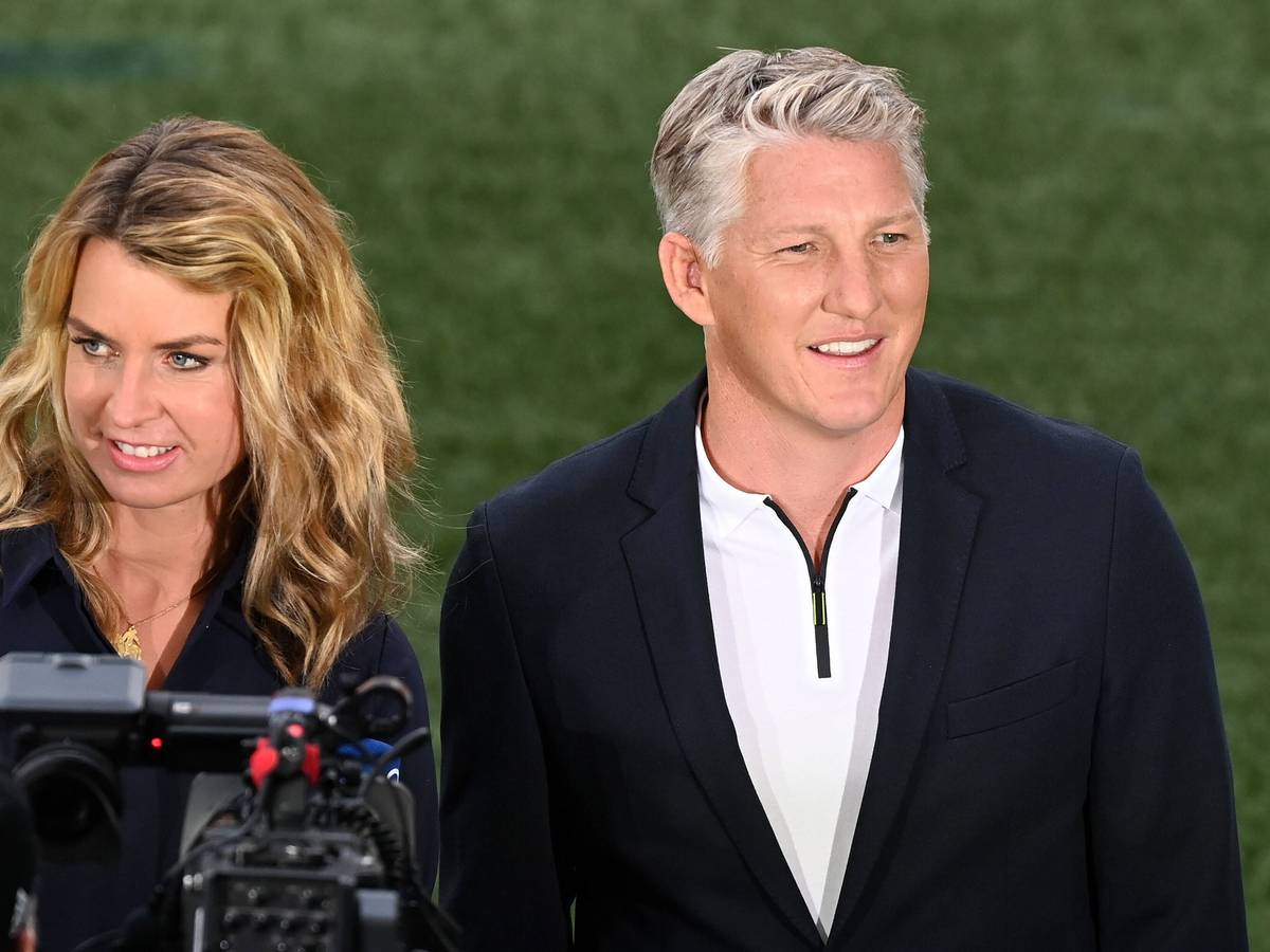 ARD-Moderatorin Jessy Wellmer und Experte Bastian Schweinsteiger beim EM-Halbfinale in London