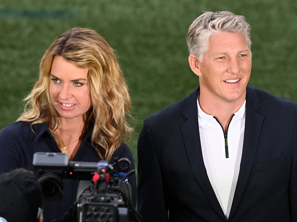 ARD-Moderatorin Jessy Wellmer und Experte Bastian Schweinsteiger beim EM-Halbfinale in London
