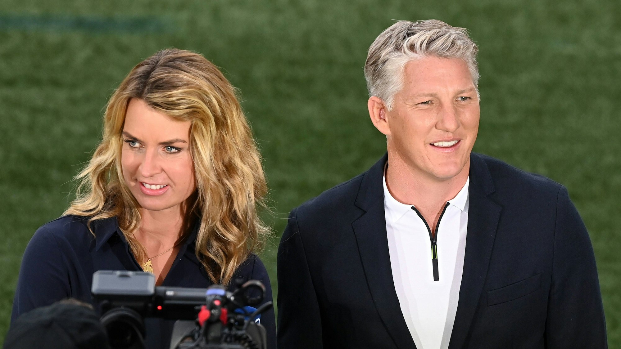 ARD-Moderatorin Jessy Wellmer und Experte Bastian Schweinsteiger beim EM-Halbfinale in London