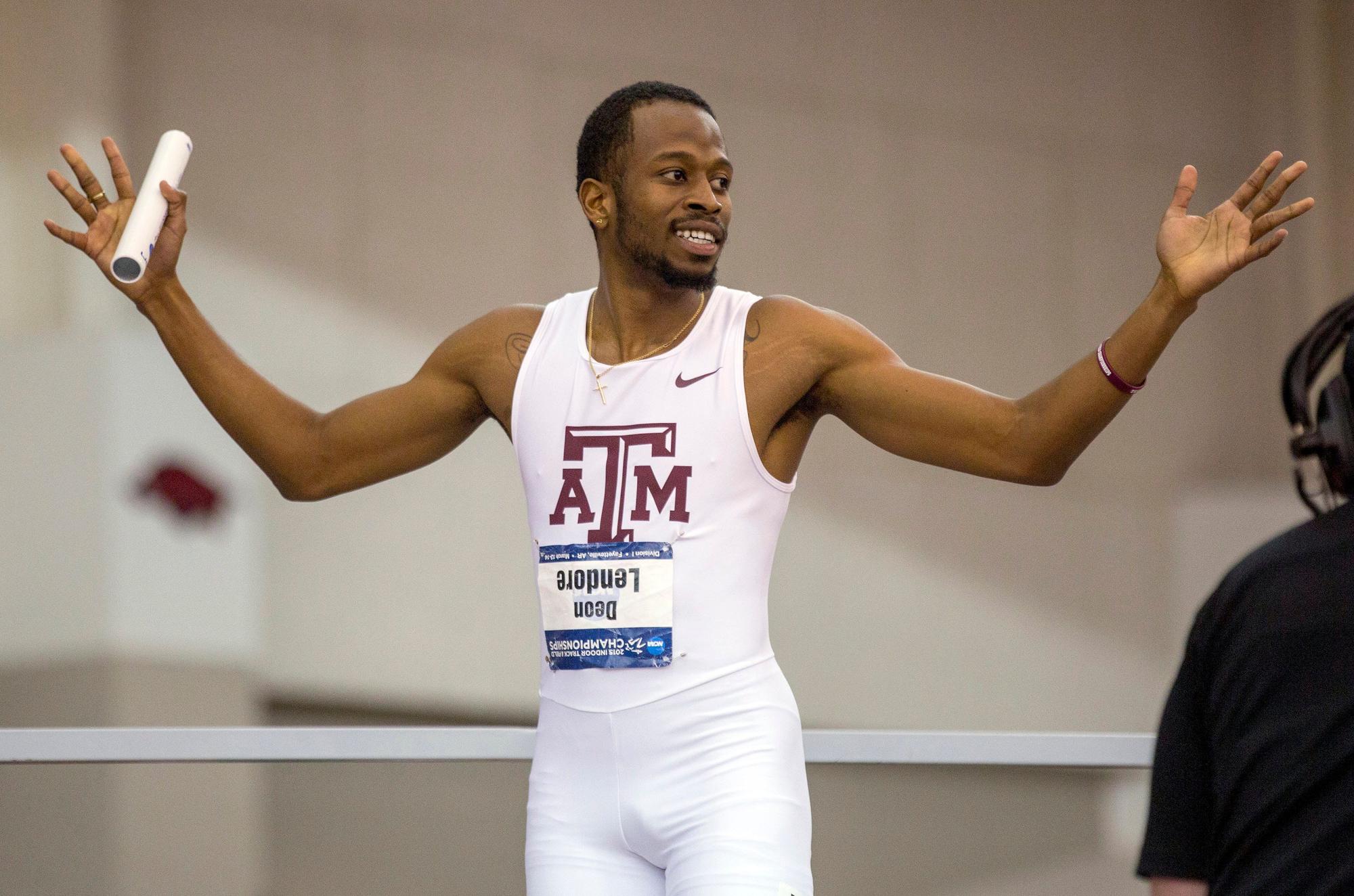 Sprinter Deon Lendore lässt sich in Fayetteville nach einem Staffellauf feiern.
