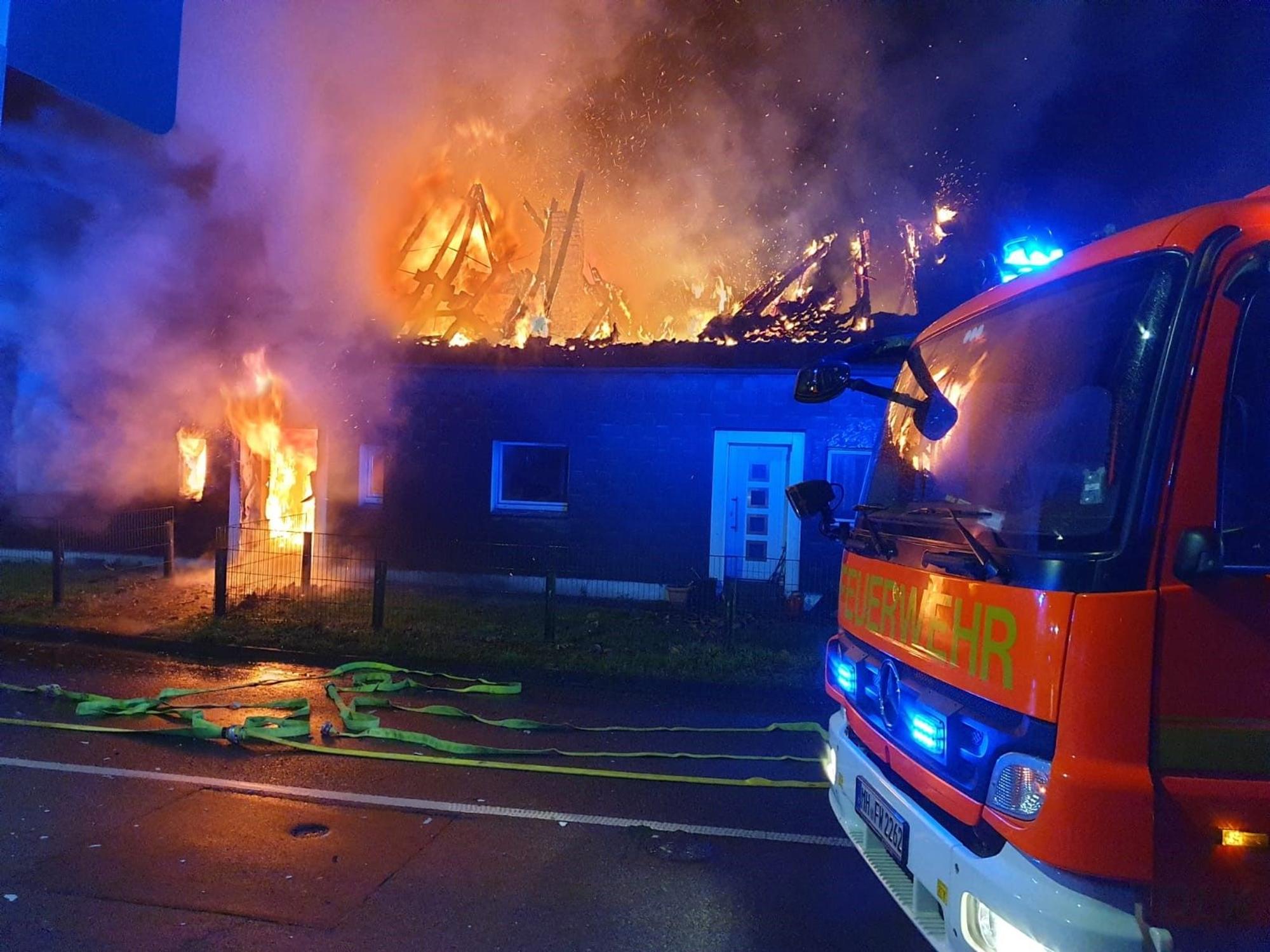 Gebäudebrand mit Menschenrettung im Stadtteil Mülheim-Heißen.