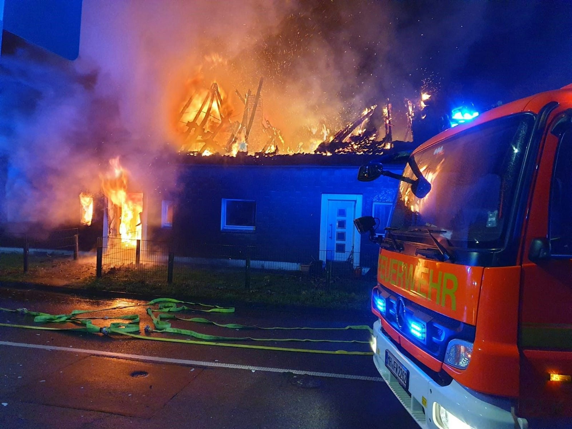 Gebäudebrand mit Menschenrettung im Stadtteil Mülheim-Heißen.