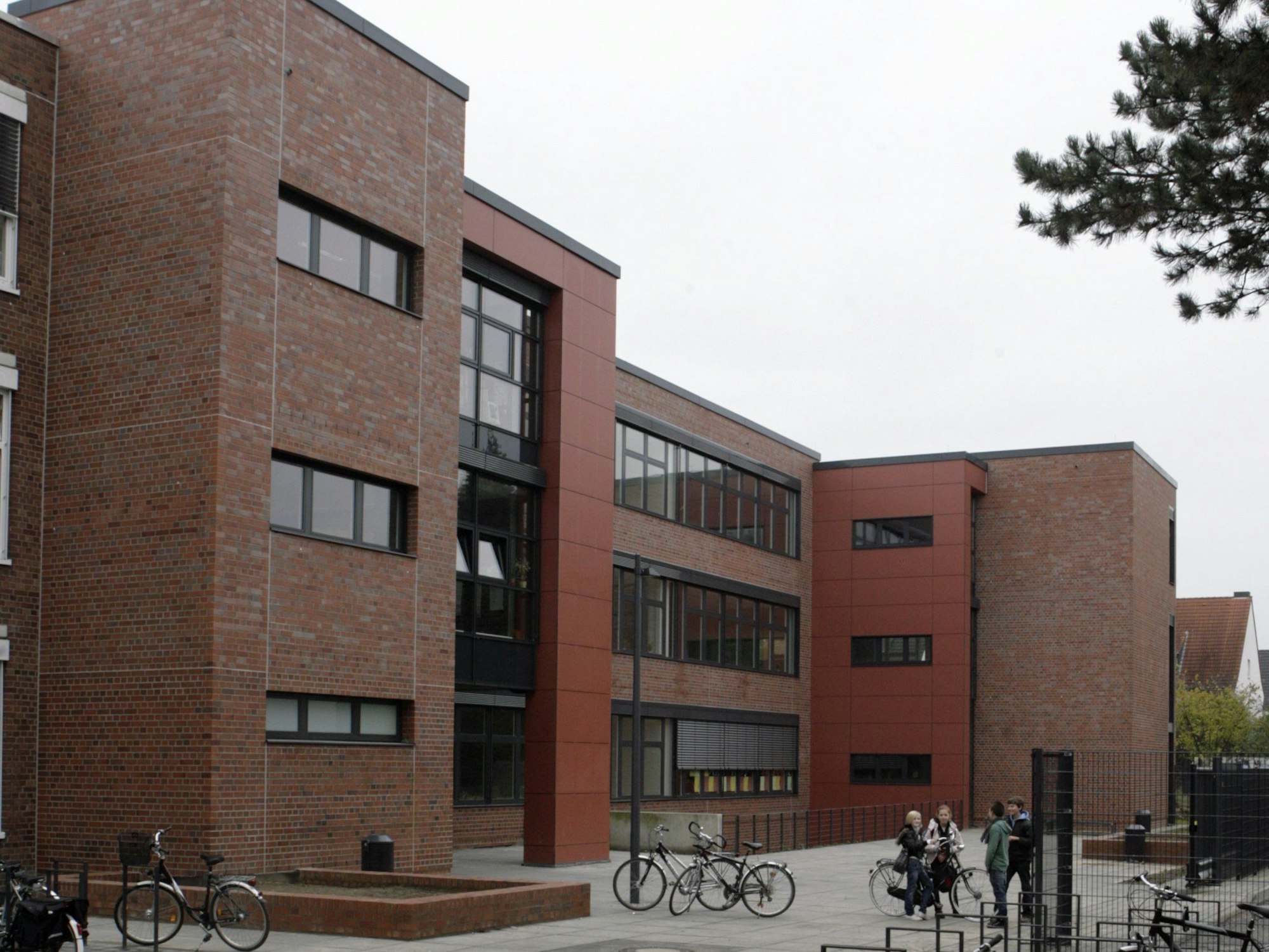 Blick auf das Gebäude des Gymnasiums.