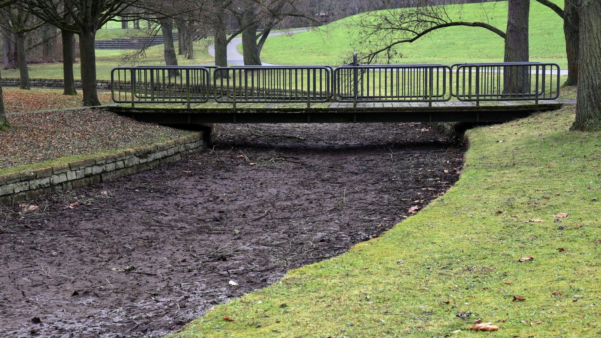 Eine Brücke für über trockenen Seegrund.