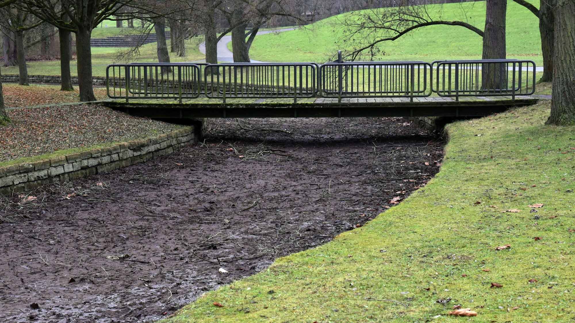 Eine Brücke für über trockenen Seegrund.