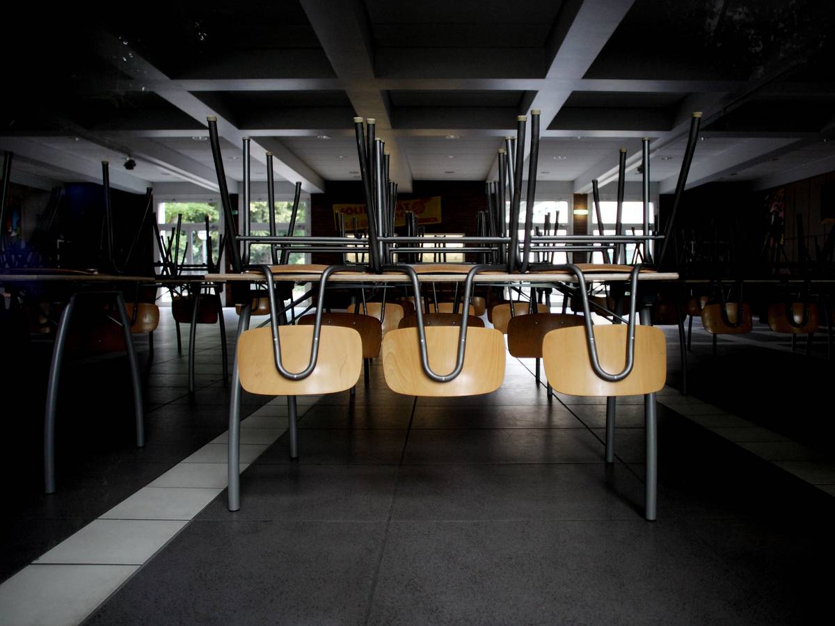 Blick in einen leeren Klassenraum des Erzbischöflichen Irmgardis-Gymnasiums in Köln.