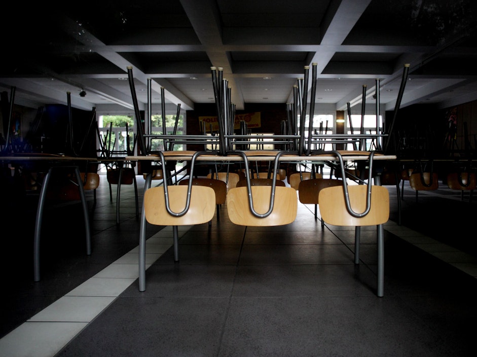 Blick in einen leeren Klassenraum des Erzbischöflichen Irmgardis-Gymnasiums in Köln.