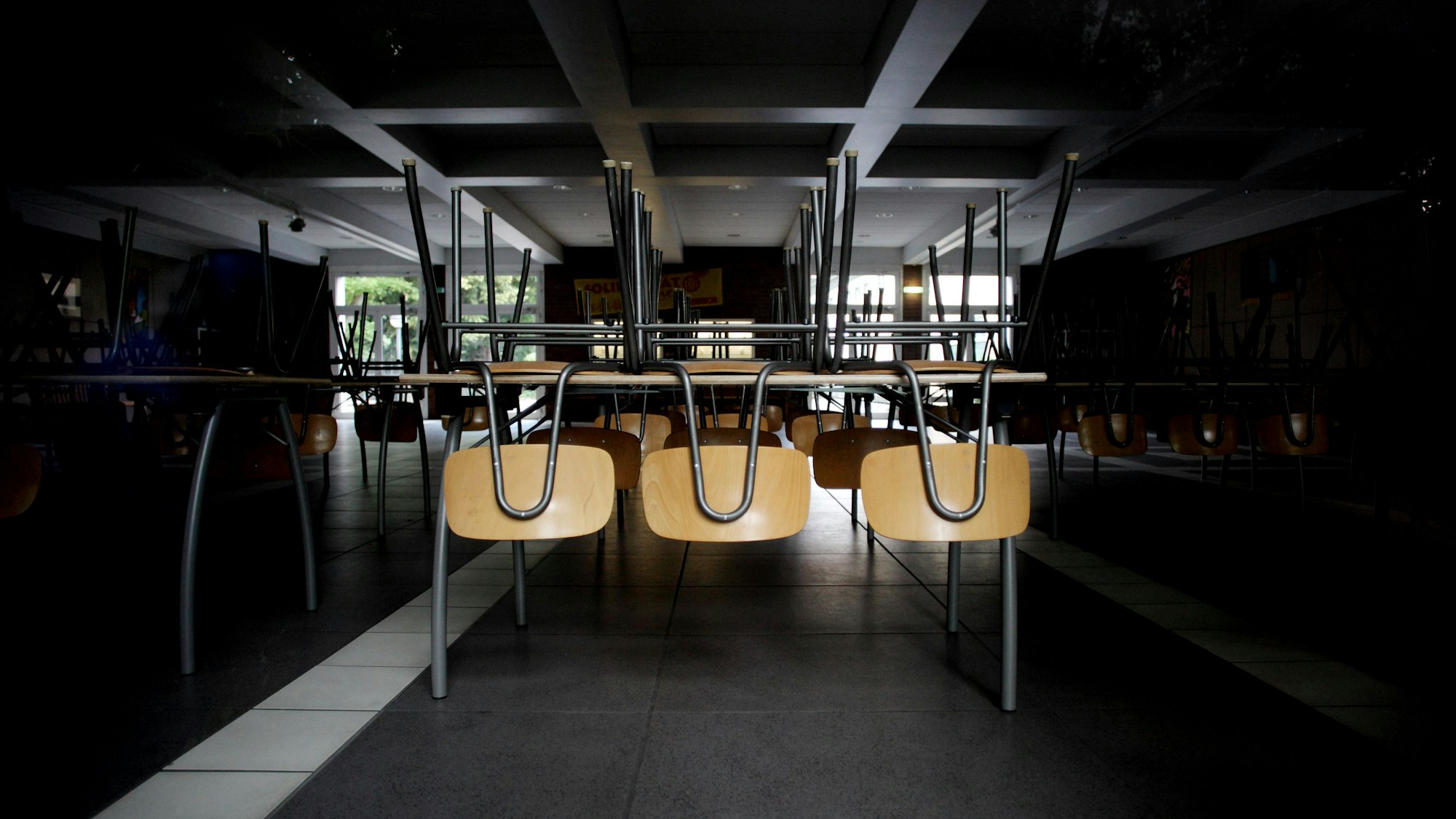 Blick in einen leeren Klassenraum des Erzbischöflichen Irmgardis-Gymnasiums in Köln.