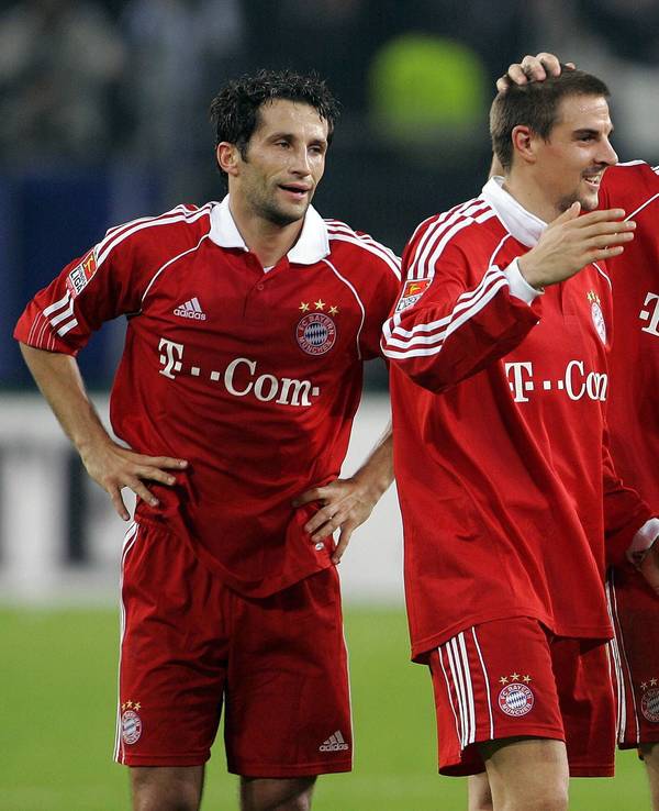 Hasan Salihamidzic, Sebastian Deisler, Mark van Bommel und Bastian Schweinsteiger bejubeln der Erfolg in Hamburg.