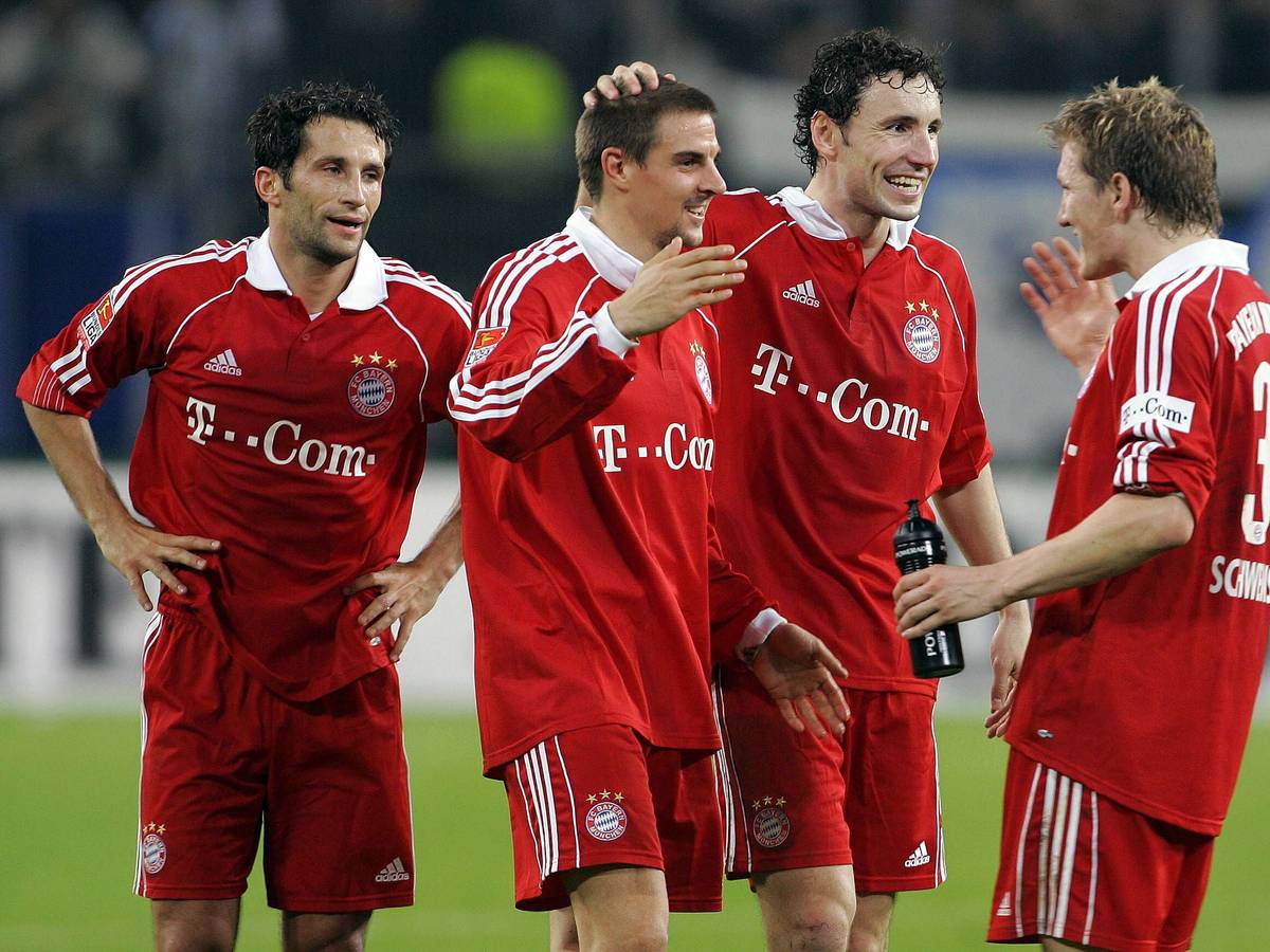 Hasan Salihamidzic, Sebastian Deisler, Mark van Bommel und Bastian Schweinsteiger bejubeln der Erfolg in Hamburg.