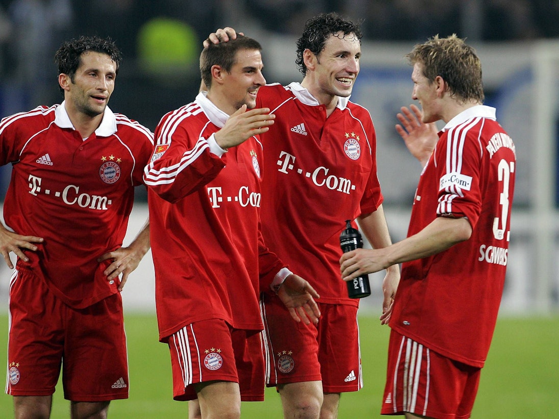 Hasan Salihamidzic, Sebastian Deisler, Mark van Bommel und Bastian Schweinsteiger bejubeln der Erfolg in Hamburg.