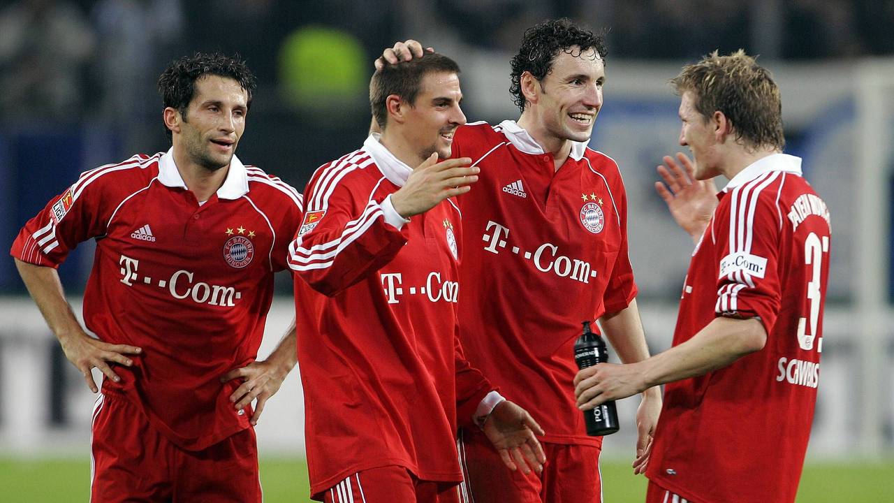 Hasan Salihamidzic, Sebastian Deisler, Mark van Bommel und Bastian Schweinsteiger bejubeln der Erfolg in Hamburg.