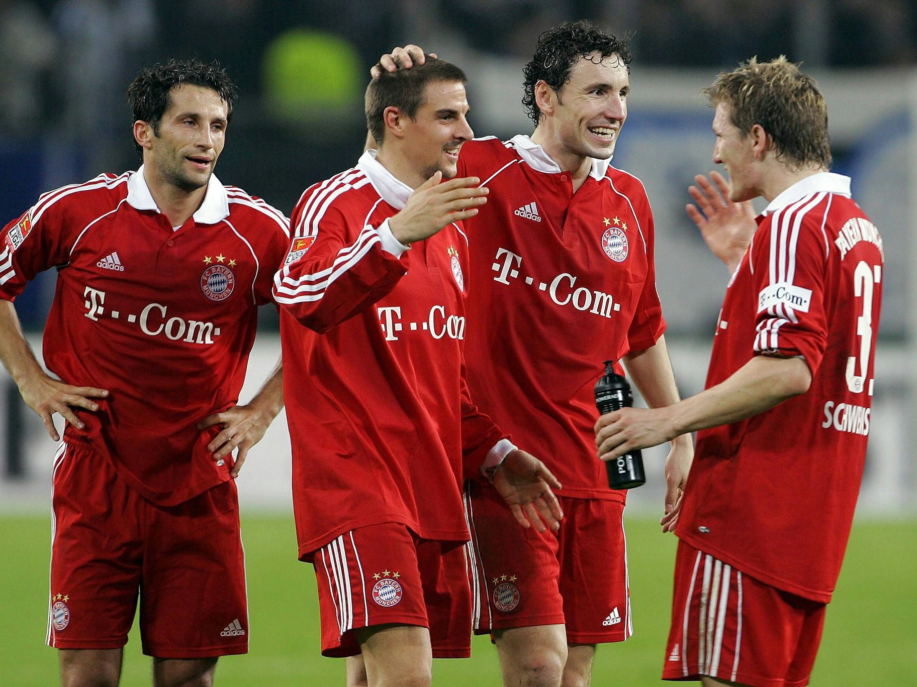 Hasan Salihamidzic, Sebastian Deisler, Mark van Bommel und Bastian Schweinsteiger bejubeln der Erfolg in Hamburg.
