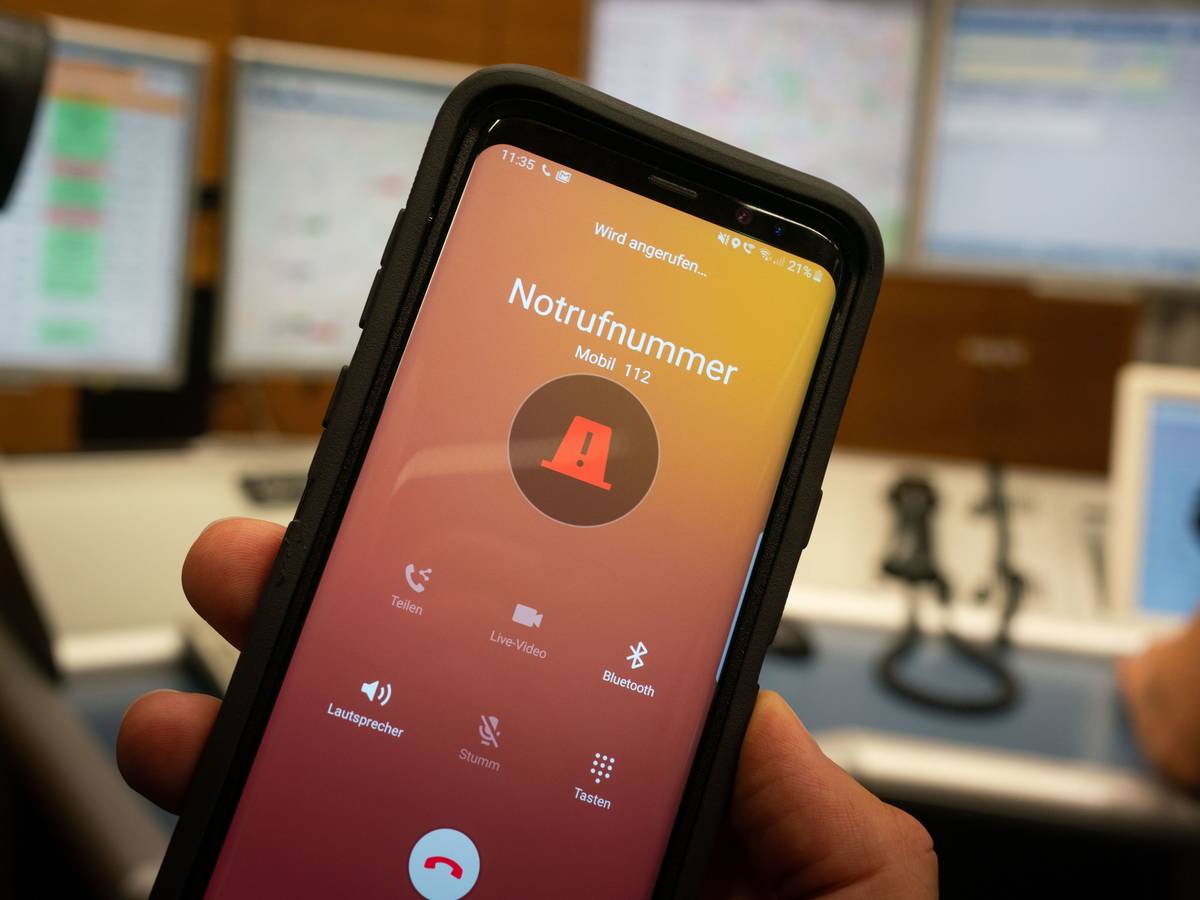 Ein Smartphone, auf dem der Notruf 112 gewählt wird