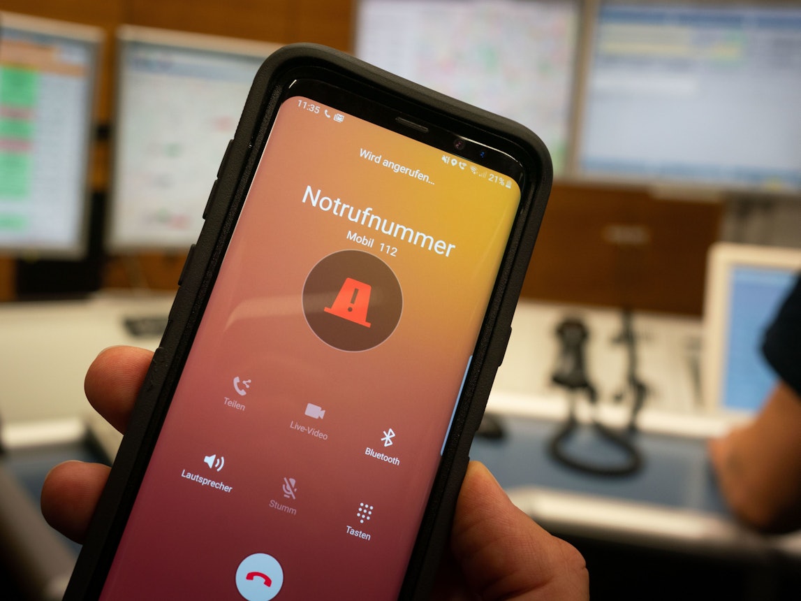 Ein Smartphone, auf dem der Notruf 112 gewählt wird