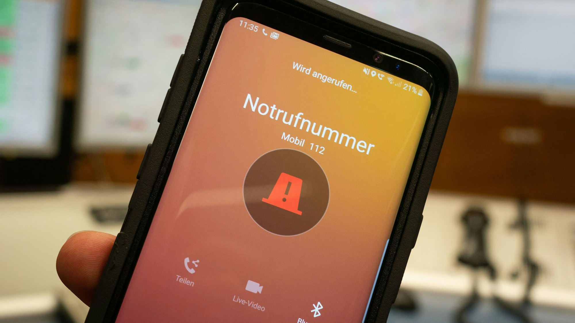 Ein Smartphone, auf dem der Notruf 112 gewählt wird