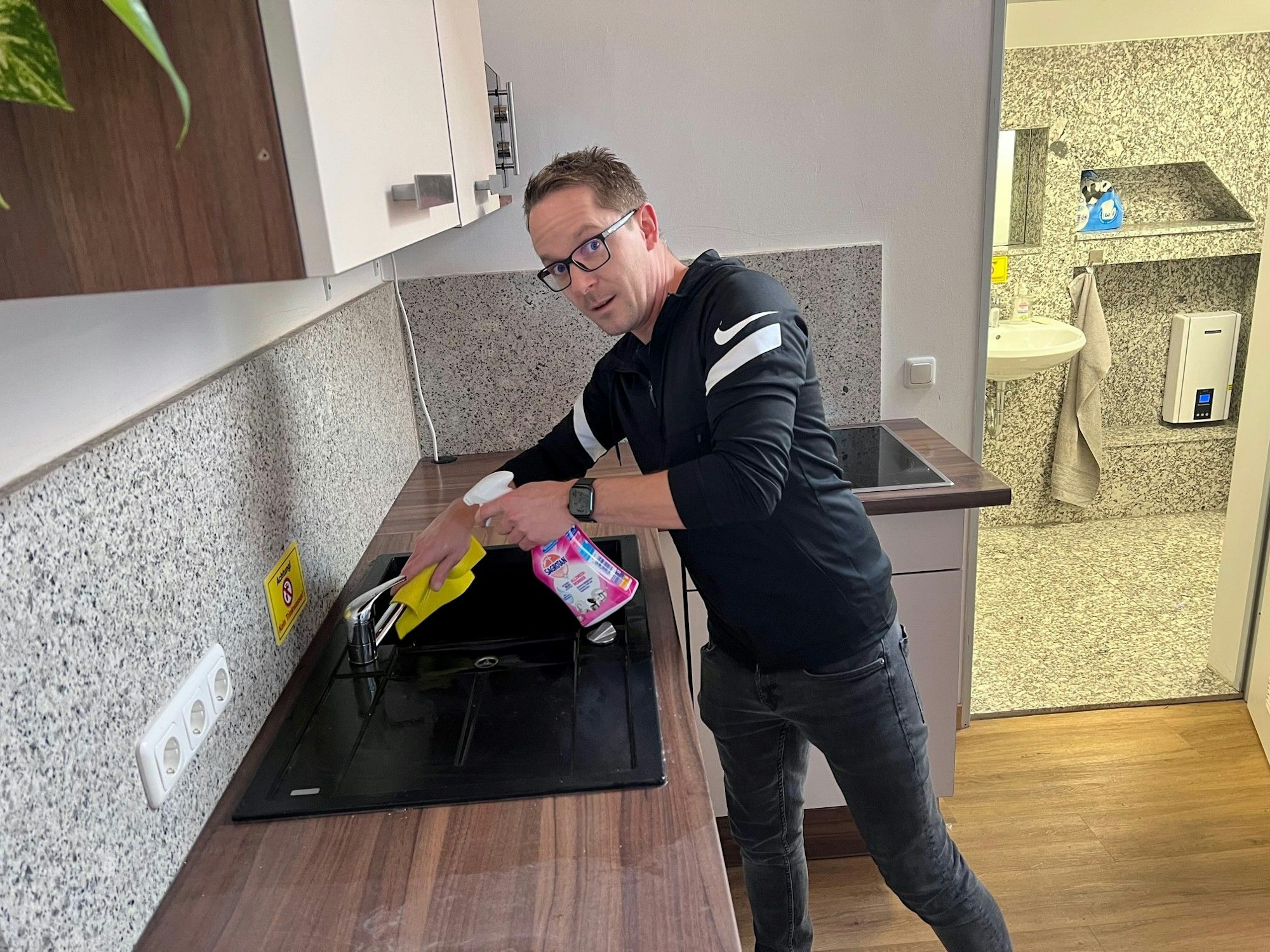 Miljö-Mitglied Sven Löllgen beim Abwasch am 11. Januar 2022 in Köln.