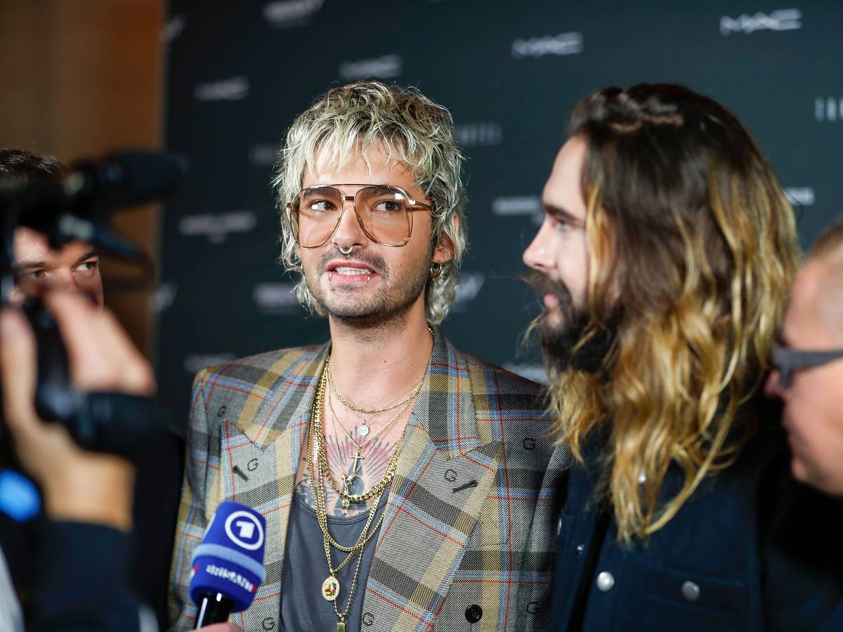 Tom Kaulitz (l) und Bruder Bill Kaulitz beantworten bei dem Tokio Hotel-Event in Berlin die Fragen von Journalisten.
