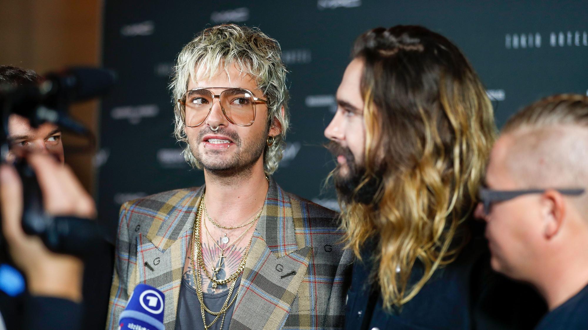 Tom Kaulitz (l) und Bruder Bill Kaulitz beantworten bei dem Tokio Hotel-Event in Berlin die Fragen von Journalisten.