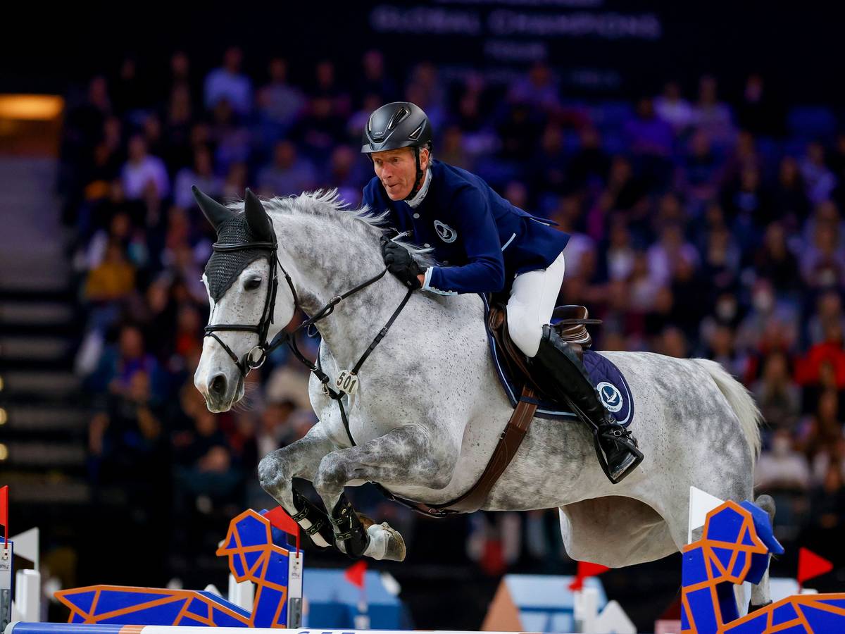 Ludger Beerbaum springt mit seinem Pferd über ein Hindernis.