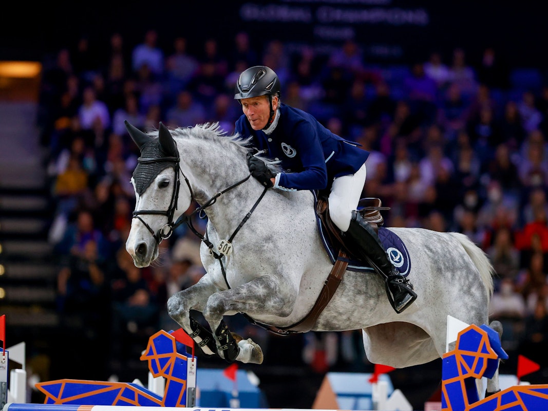 Ludger Beerbaum springt mit seinem Pferd über ein Hindernis.