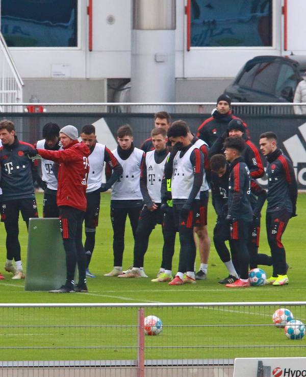 Trainer Julian Nagelsmann spricht mit seinen Spielern beim Training.