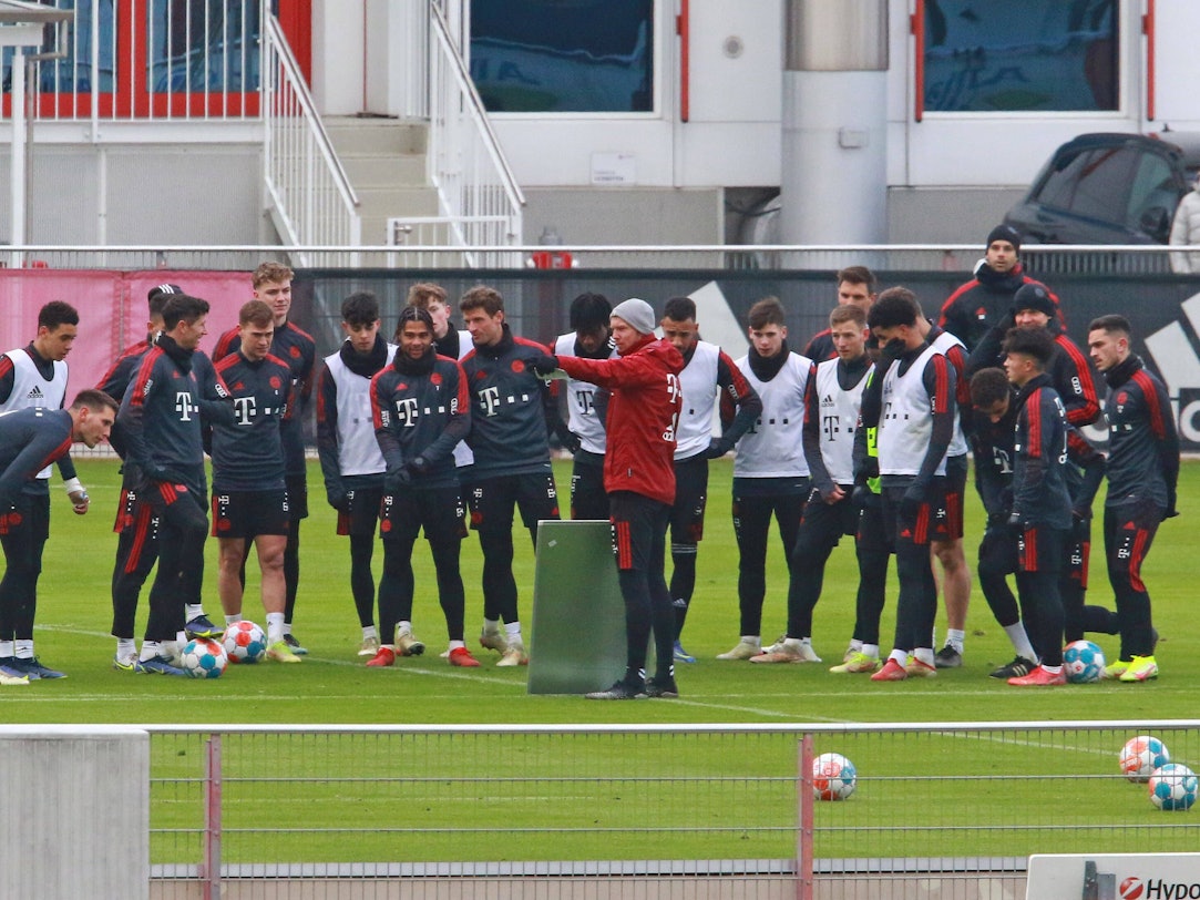 Trainer Julian Nagelsmann spricht mit seinen Spielern beim Training.