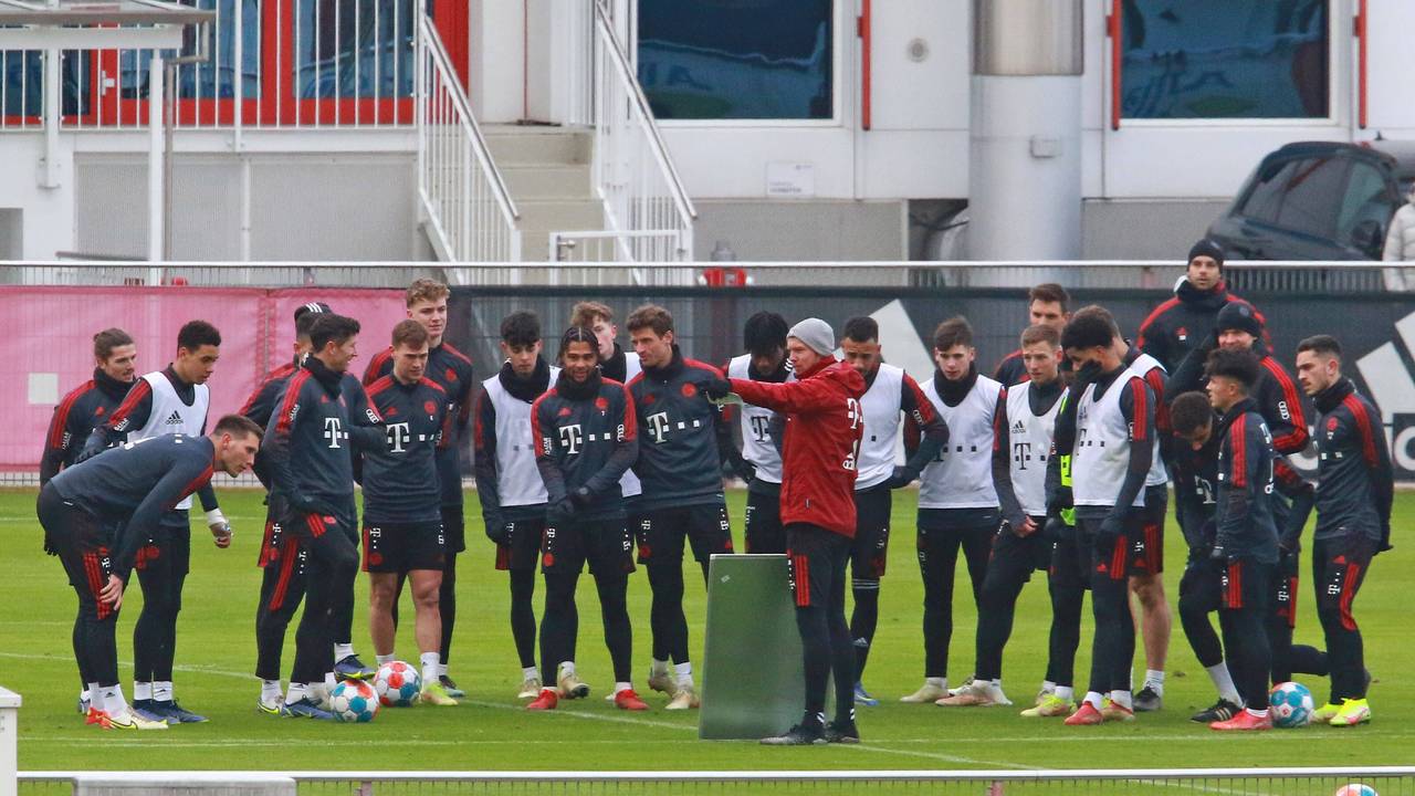 Trainer Julian Nagelsmann spricht mit seinen Spielern beim Training.