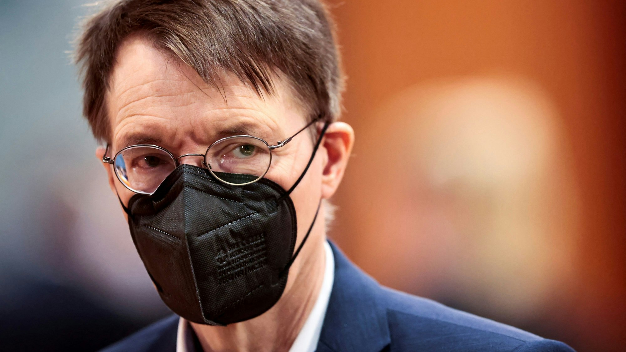 Karl Lauterbach (SPD), Bundesminister für Gesundheit, nimmt an einer Kabinettssitzung im Kanzleramt am 12. Januar teil. Nach seinen Äußerungen zu einer Studie, die einen Anstieg von Suizidversuchen unter Kindern im Lockdown feststellt, steht er nun unter Feuer.