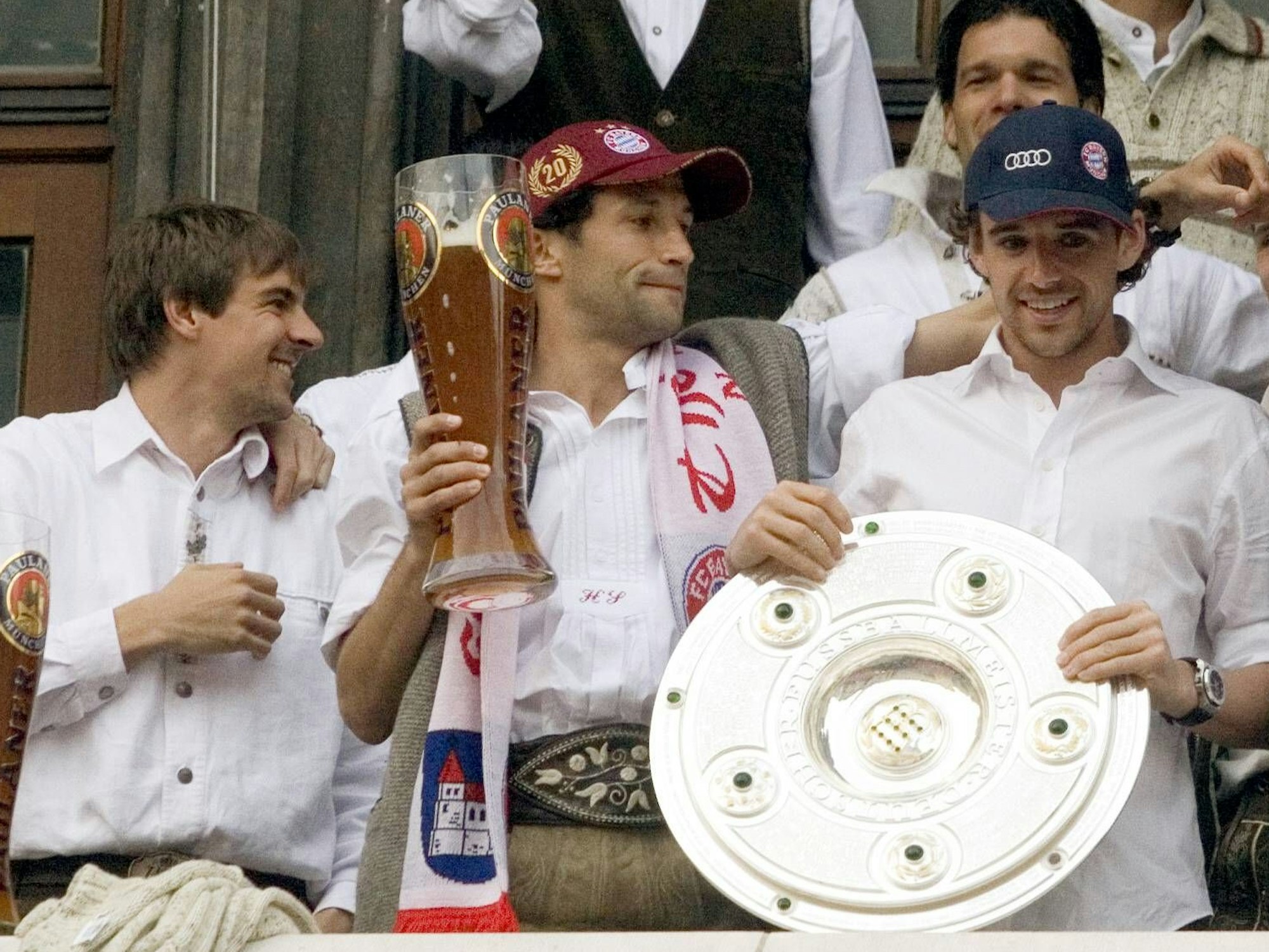 Sebastian Deisler lacht, Hasan Salihamidzic hält ein Weizenbier und Owen Hargreaves die Meisterschale in der Hand.