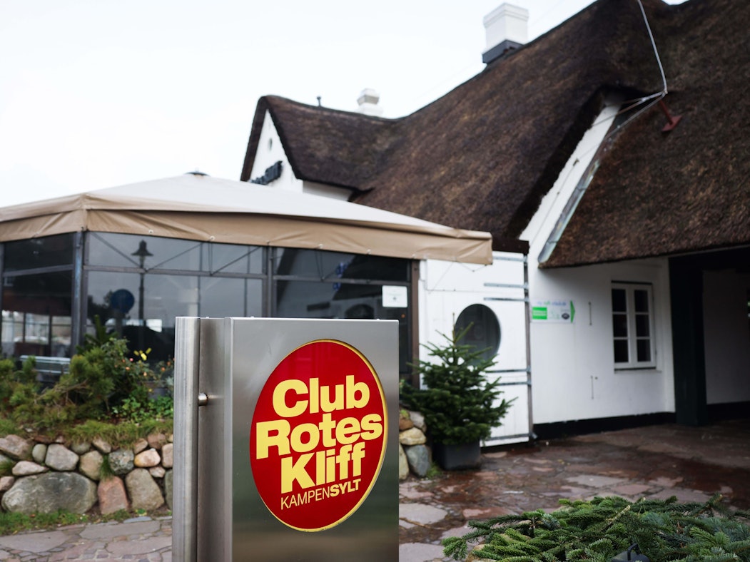 Ein Schild mit der Aufschrift „Club Rotes Kliff“ steht vor dem Eingang der Diskothek. Mehrere Hotels und Gaststätten auf Sylt haben angesichts der rasant steigenden Corona-Zahlen auf der Insel vorläufig geschlossen.