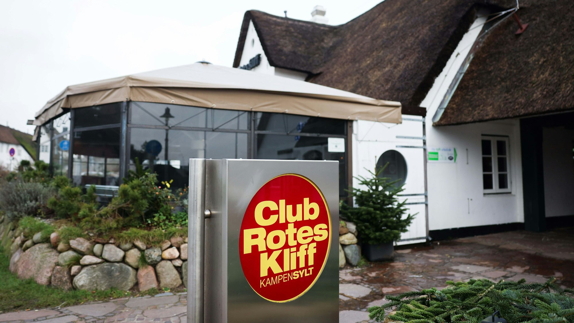 Ein Schild mit der Aufschrift „Club Rotes Kliff“ steht vor dem Eingang der Diskothek. Mehrere Hotels und Gaststätten auf Sylt haben angesichts der rasant steigenden Corona-Zahlen auf der Insel vorläufig geschlossen.