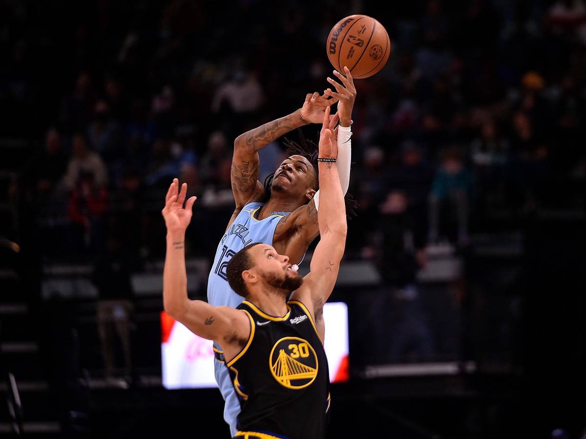 Luftzweikampf um den Ball zwischen Grizzlies-Talent Ja Morant und Warriors-Superstar Stephen Curry.
