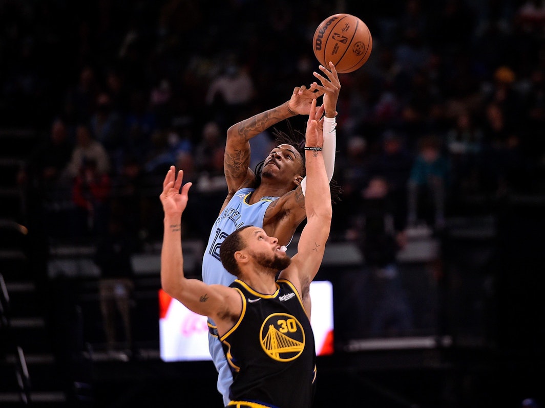Luftzweikampf um den Ball zwischen Grizzlies-Talent Ja Morant und Warriors-Superstar Stephen Curry.