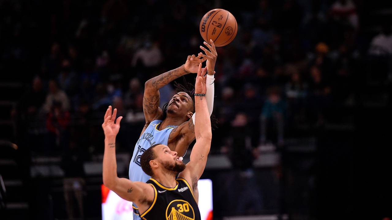 Luftzweikampf um den Ball zwischen Grizzlies-Talent Ja Morant und Warriors-Superstar Stephen Curry.