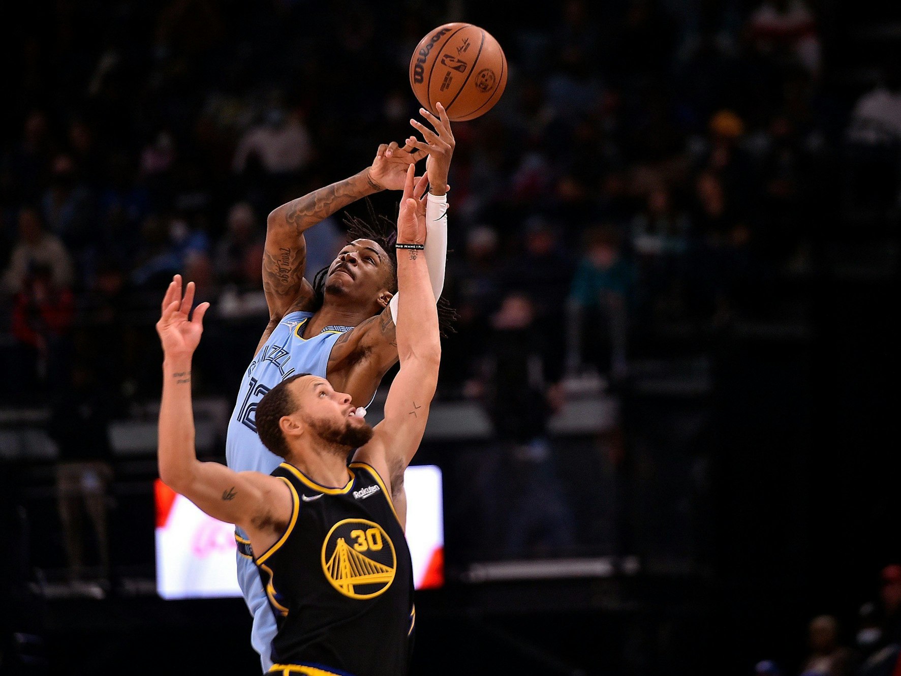 Luftzweikampf um den Ball zwischen Grizzlies-Talent Ja Morant und Warriors-Superstar Stephen Curry.