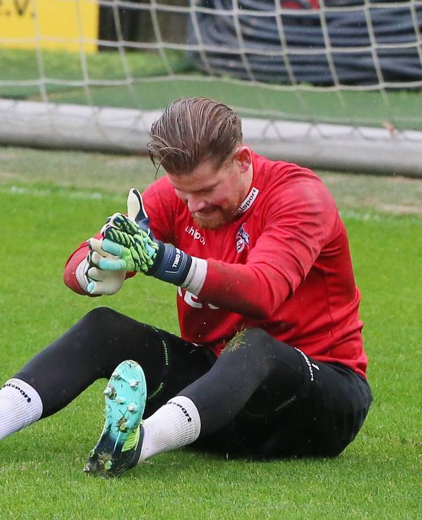Timo Horn ärgert sich beim Training des 1. FC Köln.