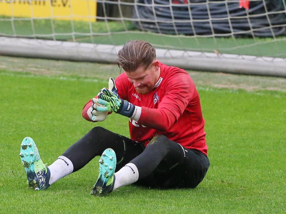 Timo Horn ärgert sich beim Training des 1. FC Köln.
