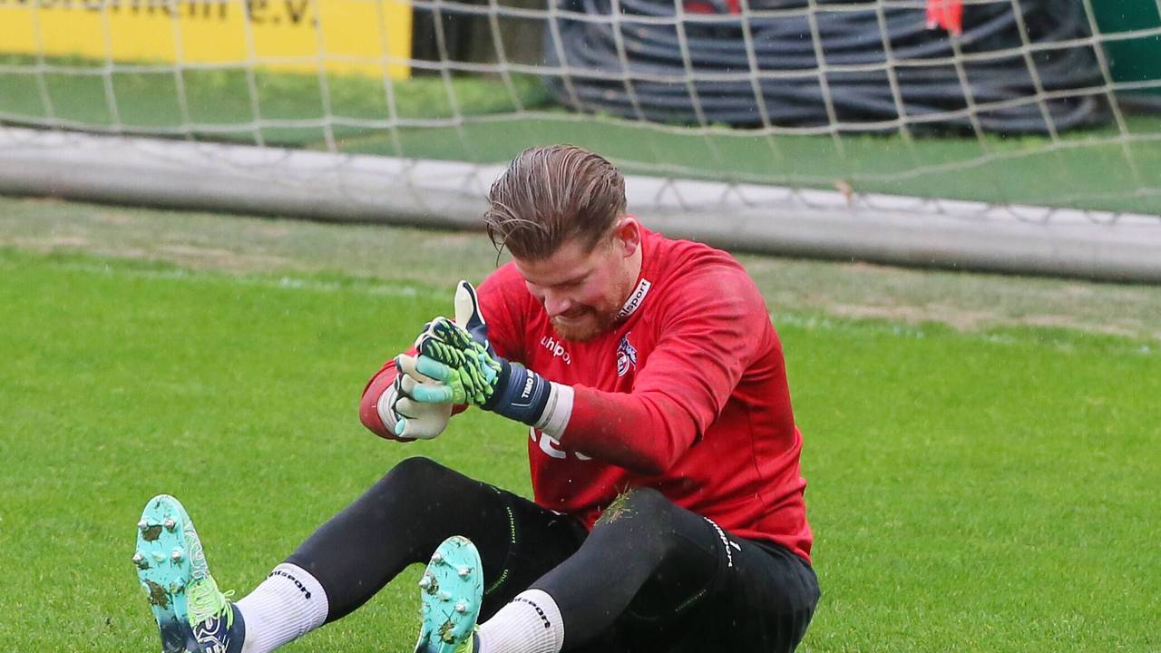Timo Horn ärgert sich beim Training des 1. FC Köln.