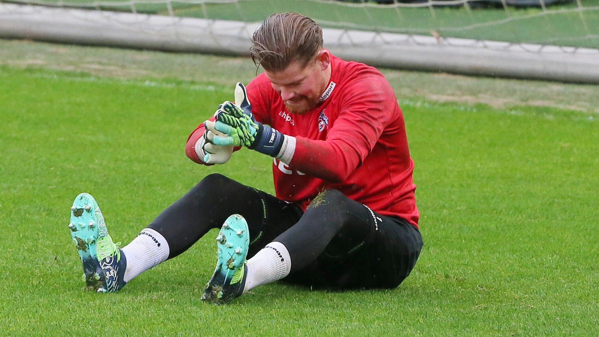 Timo Horn ärgert sich beim Training des 1. FC Köln.