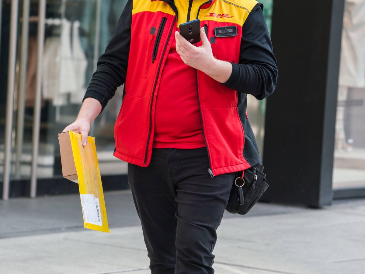 Der Paketdienst DHL behauptet, das Paket sei nicht zustellbar (hier ein Symbolfoto von einer DHL-Zustellung von 2020).