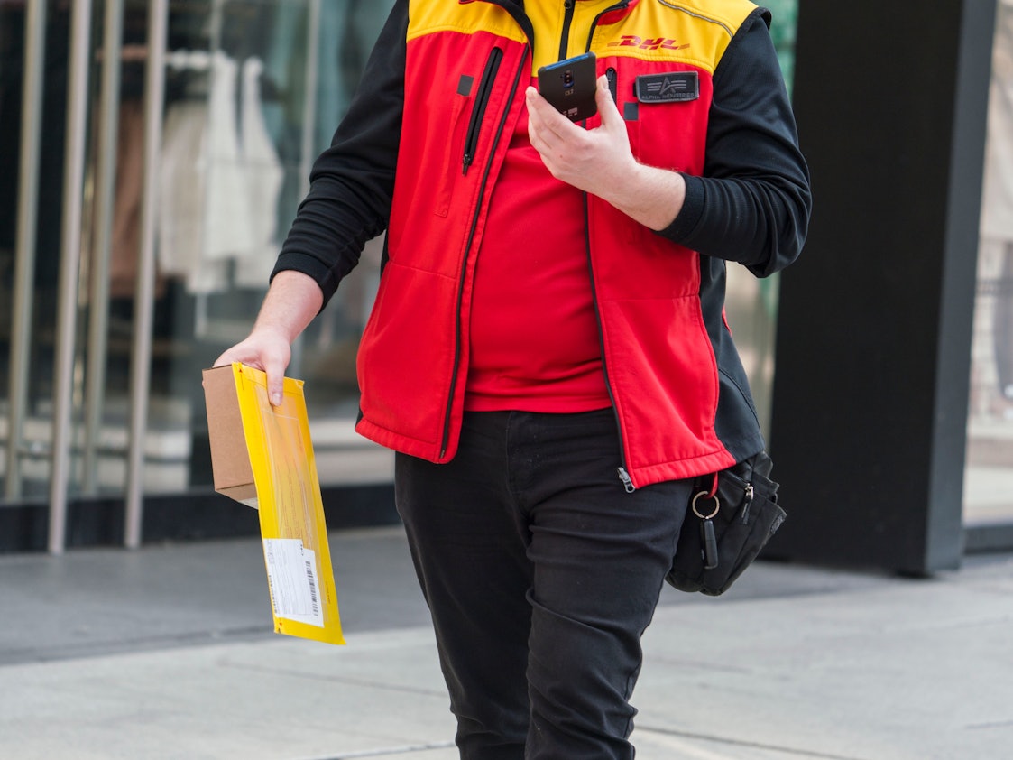 Der Paketdienst DHL behauptet, das Paket sei nicht zustellbar (hier ein Symbolfoto von einer DHL-Zustellung von 2020).