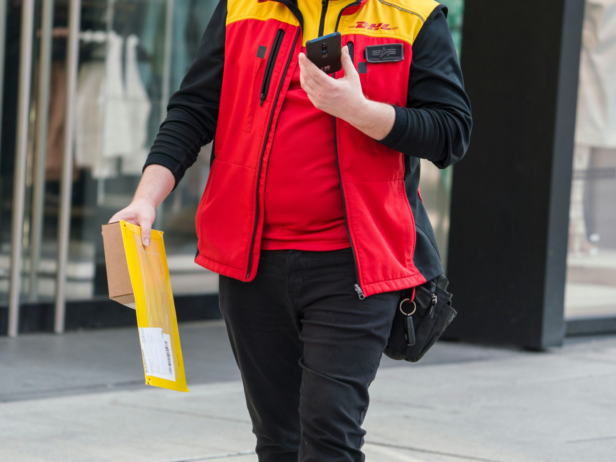 Der Paketdienst DHL behauptet, das Paket sei nicht zustellbar (hier ein Symbolfoto von einer DHL-Zustellung von 2020).