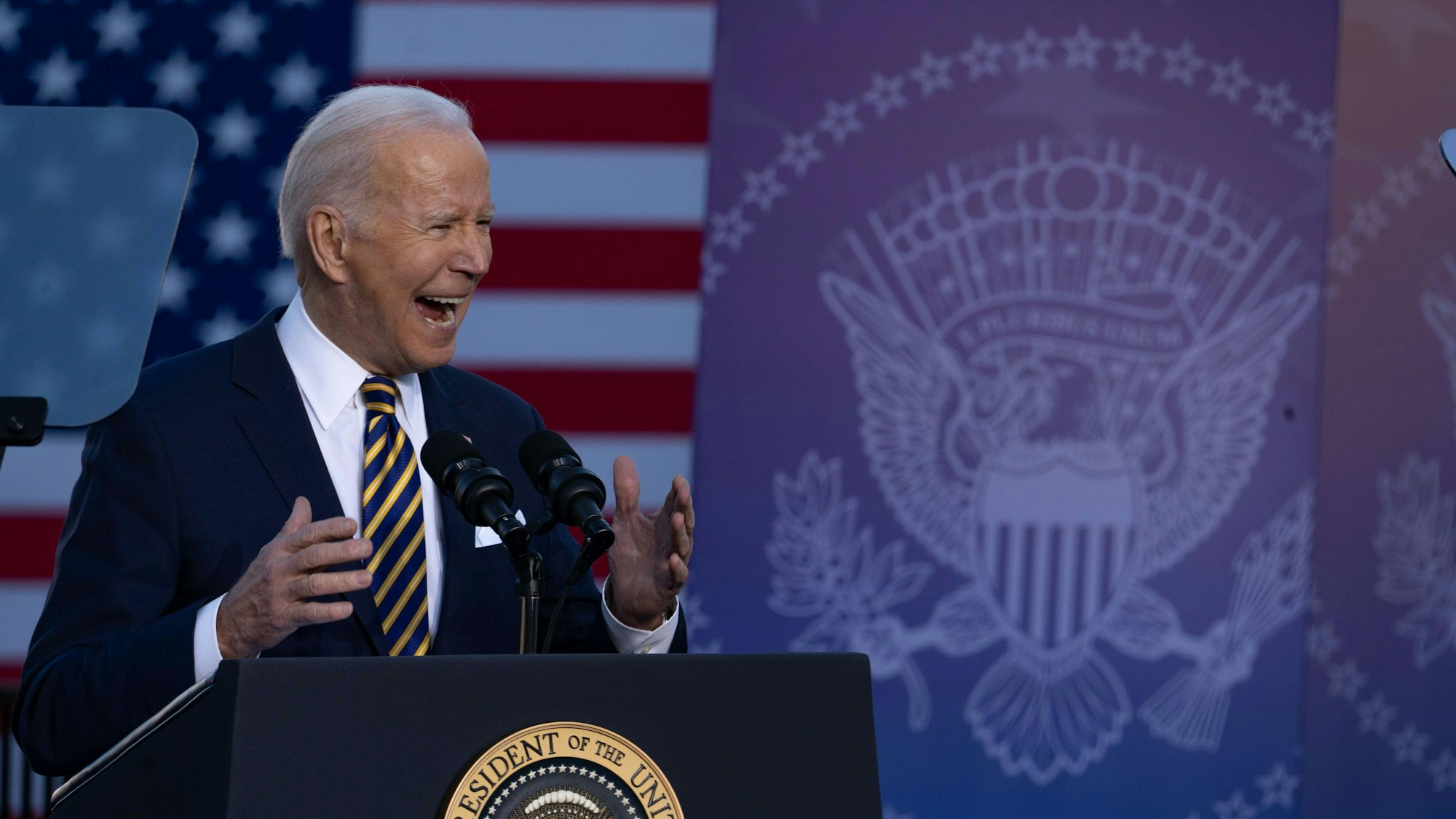 US-Präsident Joe Biden spricht am 11. Januar (Ortszeit) zur Menge in Atlanta im US-Bundesstaat Georgia. Er unterstützt ein umstrittenes Manöver zur Änderung der Abstimmungsregeln im US-Kongress.