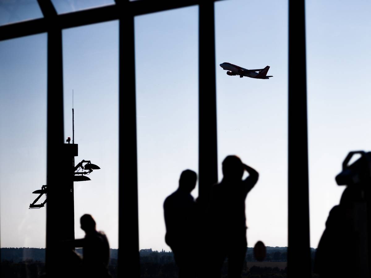 Partyflug ohne Corona-Regeln: Eine Groppe Influencer aus Kanada muss nun die Konsequenzen tragen. Unser Foto ist ein Symbolbild.