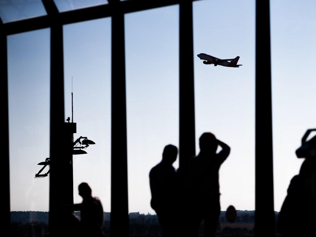 Partyflug ohne Corona-Regeln: Eine Groppe Influencer aus Kanada muss nun die Konsequenzen tragen. Unser Foto ist ein Symbolbild.