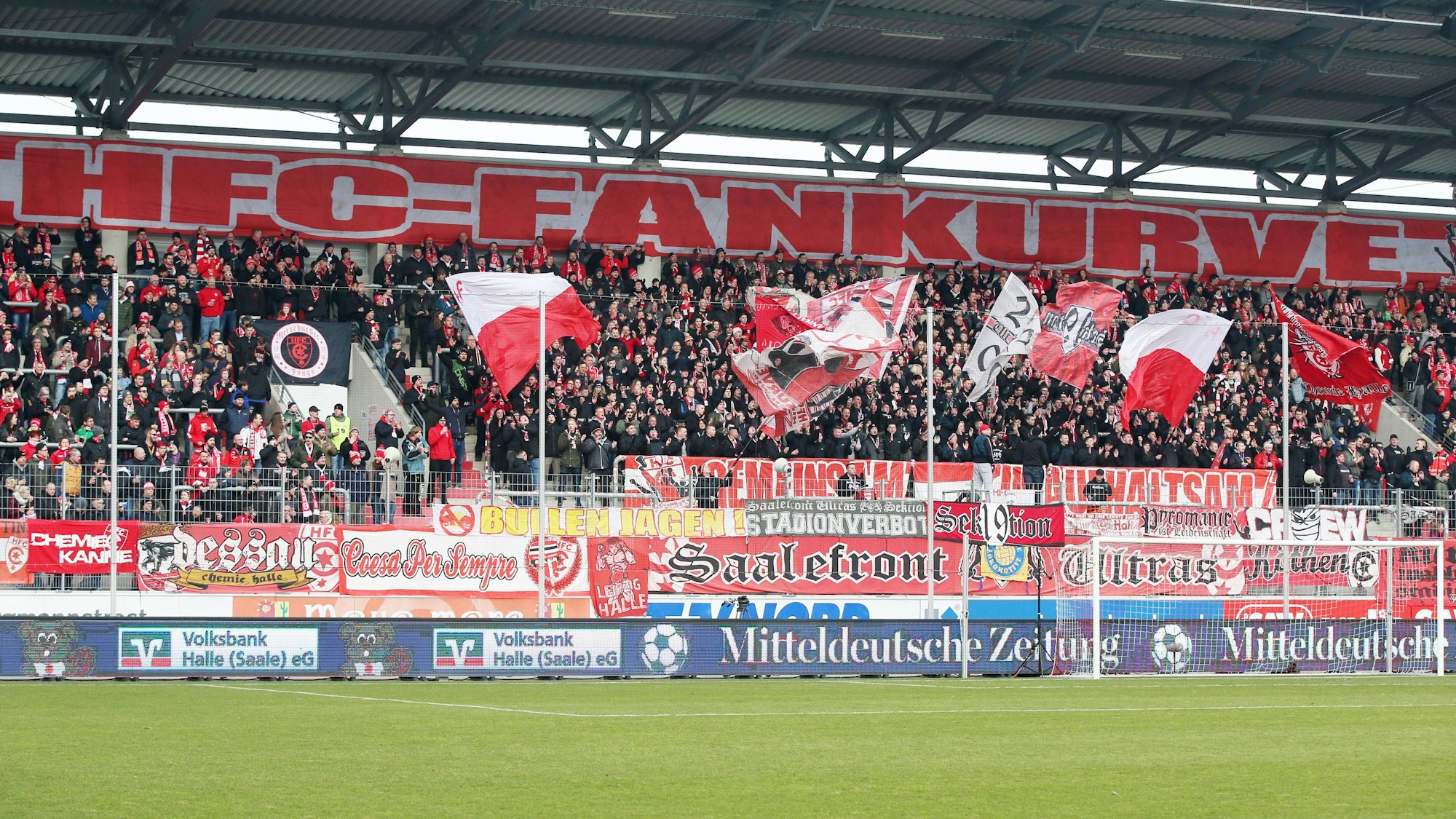 Die Fans des Halleschen FC im Leuna-Chemie-Stadion damals noch Erdgas Sportpark beim Spiel gegen den Karlsruher SC.