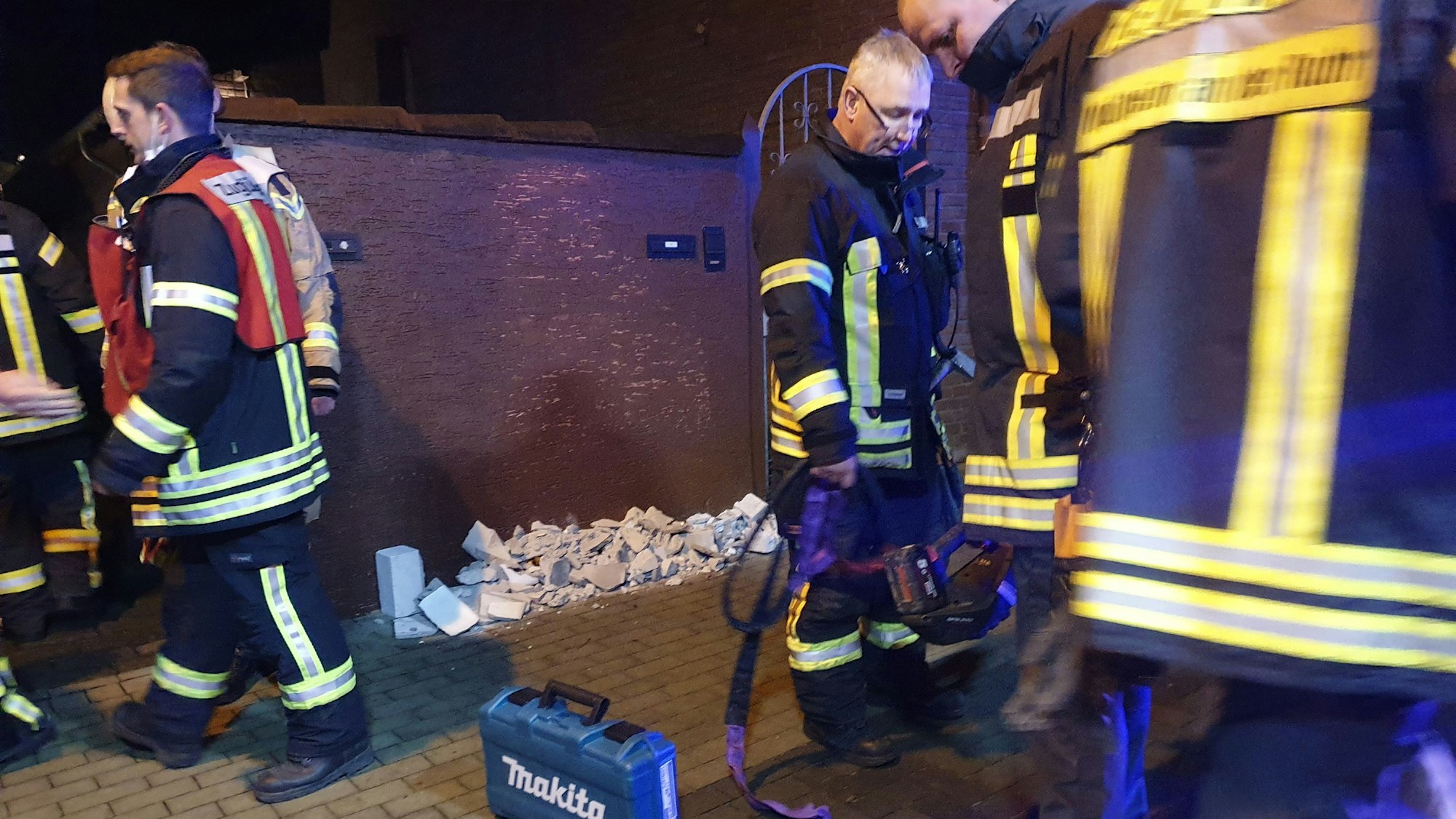 Feuerwehr befreit Person mit schwerem Gerät aus misslicher Lage.