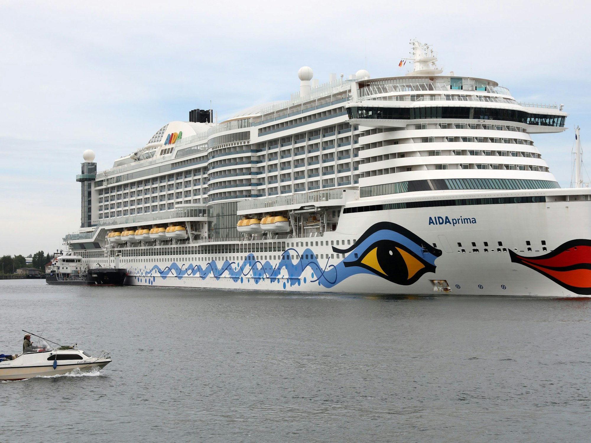 Das Kreuzfahrtschiff „Aidaprima“ in Warnemünde.